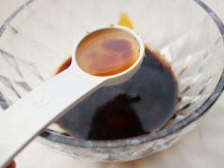 6、照烧鸡腿,加两勺醋。