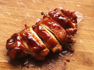 16、照烧鸡腿,鸡腿切件，要用快刀，迅速切断。