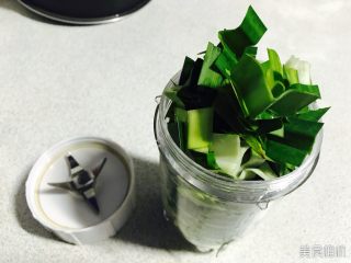 2、新加坡特色吐司～班兰叶葡萄干吐司,洗净，切段，放在搅碎机里。