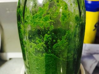 3、新加坡特色吐司～班兰叶葡萄干吐司,加入少许水，打成汁。