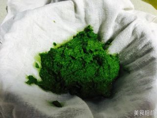 4、新加坡特色吐司～班兰叶葡萄干吐司,用一块棉纱布，过滤斑斓叶汁。