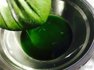 5、新加坡特色吐司～班兰叶葡萄干吐司,用力绞，只留汁就好。