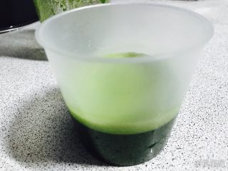 6、新加坡特色吐司～班兰叶葡萄干吐司,量杯量出100ml的斑斓叶汁。