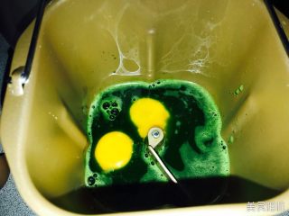 7、新加坡特色吐司～班兰叶葡萄干吐司,斑斓叶汁倒到面包机里，打入两粒蛋，加入酵母，融化酵母，大概10分钟。