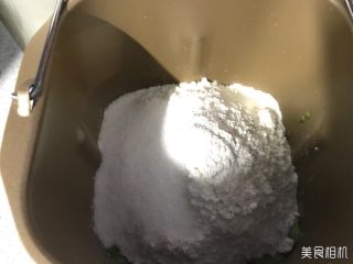 8、新加坡特色吐司～班兰叶葡萄干吐司,倒入面粉，糖，盐，牛油。