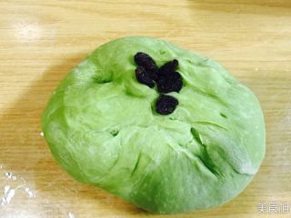 11、新加坡特色吐司～班兰叶葡萄干吐司,加葡萄干，揉到面团里。