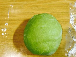 10、新加坡特色吐司～班兰叶葡萄干吐司,该吐司采用一次性发酵法，省时省力。和好的面团就可以整形了，不用等它发酵排气。