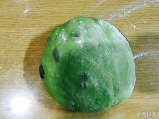 12、新加坡特色吐司～班兰叶葡萄干吐司,揉成光滑的面团。
