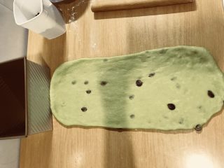 13、新加坡特色吐司～班兰叶葡萄干吐司,擀成长方形，宽度就和吐司盒子一样大小。