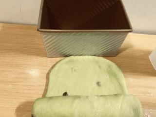 14、新加坡特色吐司～班兰叶葡萄干吐司,从一头卷起。