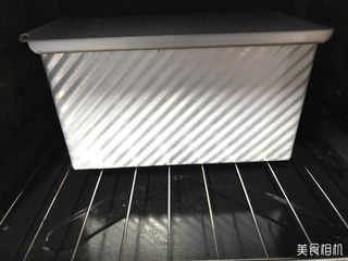 16、新加坡特色吐司～班兰叶葡萄干吐司,烤箱有发酵程序更好，没有，就加热一会儿，留有余温，就关掉，把吐司盒放在烤箱里发酵，会更快发酵。