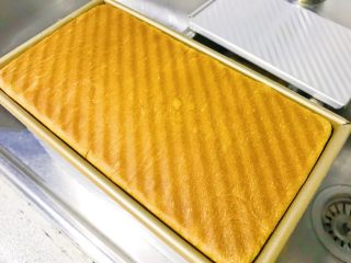 19、新加坡特色吐司～班兰叶葡萄干吐司,烤完了，刚刚好满盒，漂亮完美。小心烫手哦！