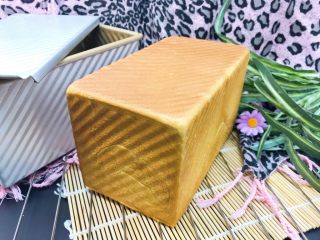 20、新加坡特色吐司～班兰叶葡萄干吐司,四四方方，规规矩矩。