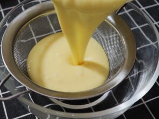 3、简单快手鸡蛋卷,过筛，如果有颗粒，没有搅拌均匀，就过筛一遍。