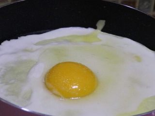 5、简单快手鸡蛋卷,打上一个鸡蛋，放少许盐。