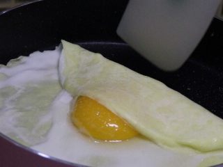 6、简单快手鸡蛋卷,蛋白快要凝固的时候卷成一个方形