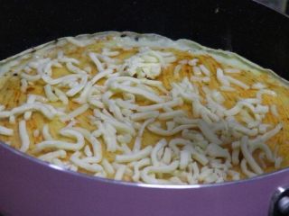 9、简单快手鸡蛋卷,撒上芝士，你们喜欢吃什么就可以放。