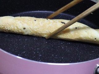 10、简单快手鸡蛋卷,卷成卷儿，再煎一会。