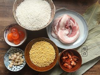 1、粤式海鲜咸肉粽,准备好材料。