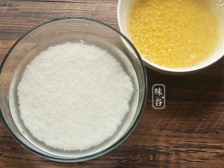 2、粤式海鲜咸肉粽,糯米和去皮绿豆预先浸泡半天；