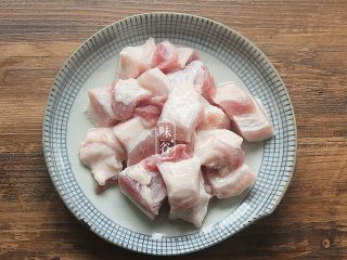 3、粤式海鲜咸肉粽,五花肉切块