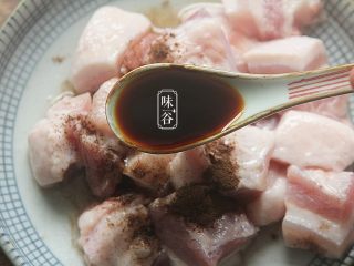 5、粤式海鲜咸肉粽,放入酱油；
