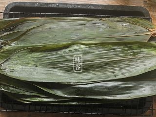 7、粤式海鲜咸肉粽,把干的粽子叶洗干净，和绳子一起放入锅内煮30分钟，捞出来沥干水待用；