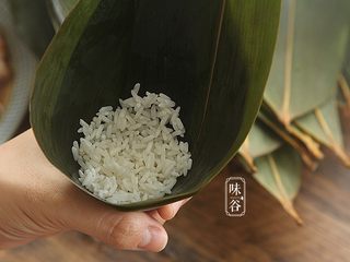 9、粤式海鲜咸肉粽,底部放入一大勺糯米；