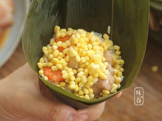 11、粤式海鲜咸肉粽,再铺一层绿豆；