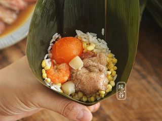 10、粤式海鲜咸肉粽,先放绿豆，再放入咸蛋黄，虾米，干贝；