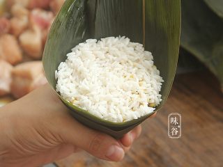 12、粤式海鲜咸肉粽,最后再铺一层糯米；