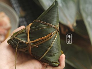 14、粤式海鲜咸肉粽,最后用绳子捆绑好；