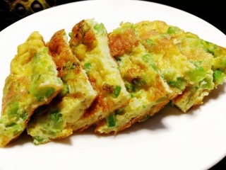 1、苦瓜煎蛋,营养好吃,又健康的苦瓜煎蛋