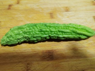 2、苦瓜煎蛋,一根苦瓜,洗净切去两头