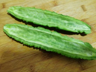 4、苦瓜煎蛋,尤其是里面白色的膜,刮得干净些,煎出来的苦瓜不会那么苦