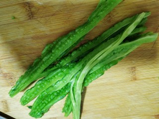 5、苦瓜煎蛋,苦瓜切成细长条