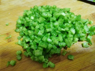 6、苦瓜煎蛋,切成细碎的小丁