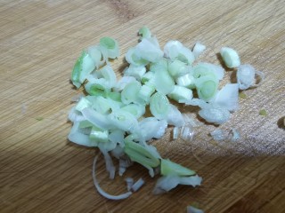 7、苦瓜煎蛋,小葱切末