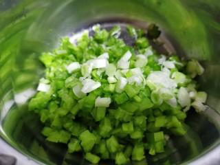 8、苦瓜煎蛋,苦瓜丁,葱花放入到盆中