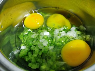 9、苦瓜煎蛋,打入三个大鸡蛋