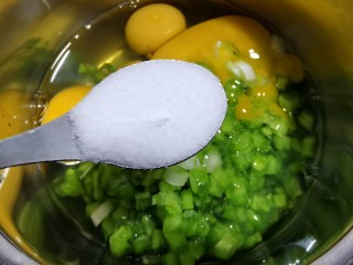 10、苦瓜煎蛋,放入一小勺盐