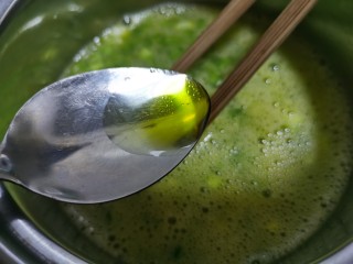 12、苦瓜煎蛋,稍稍搅匀,然后放入一点油,继续搅匀