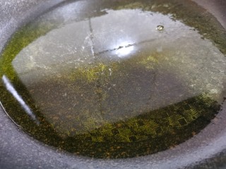 13、苦瓜煎蛋,热锅放入一勺油