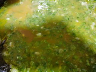 14、苦瓜煎蛋,放入搅好的蛋液,改成中小火