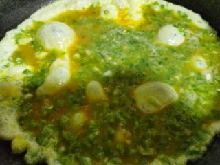 15、苦瓜煎蛋,鼓泡后改成小火,慢慢煎熟