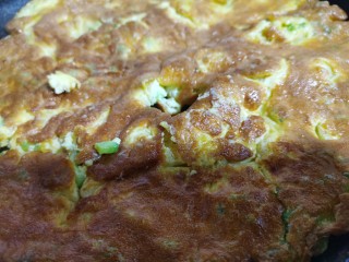 16、苦瓜煎蛋,一面煎好后轻轻翻面煎另一面