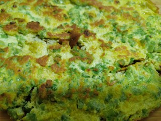 17、苦瓜煎蛋,两面煎至金黄,倒在案板上,切成自己喜欢的长条状摆盘即可