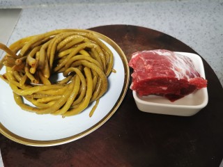 1、肉末豇豆,准备食材