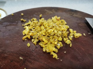 2、肉末豇豆,豇豆切成小颗粒备用