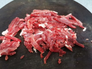 4、肉末豇豆,再切丝